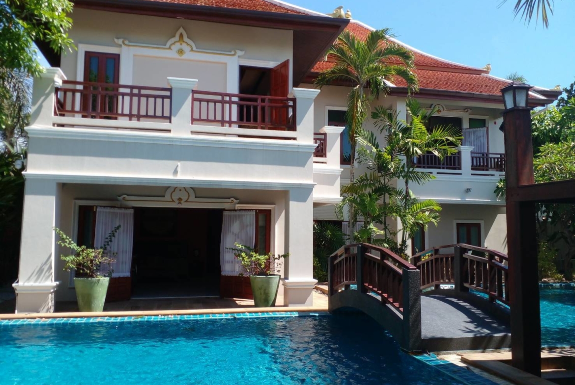 temple lake villas pattaya for sale big swimming pool