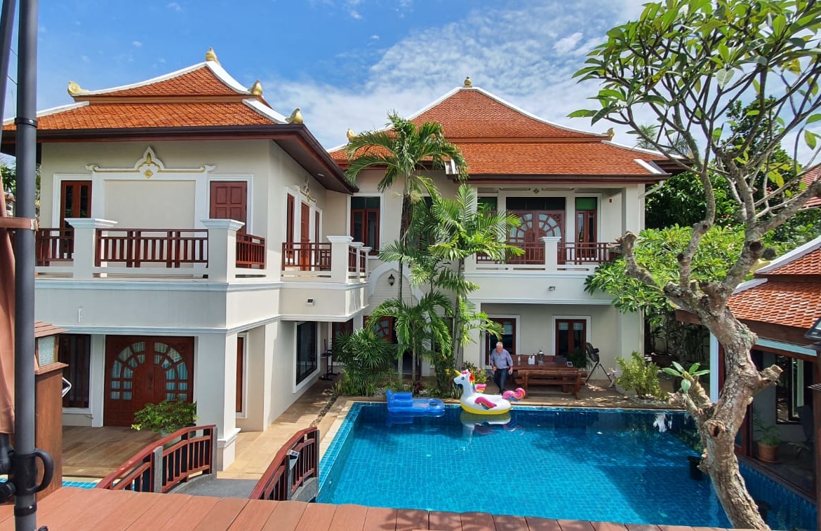 temple lake villas pattaya for sale big swimming pool